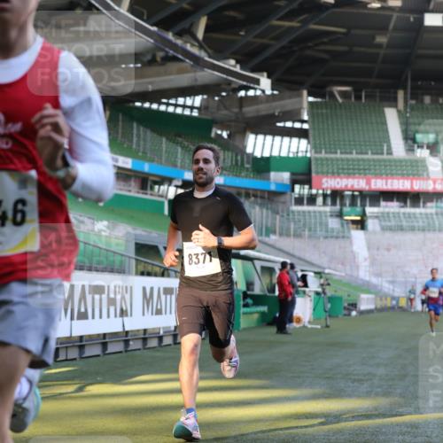 06.10.2024 - 19. swb-Marathon Bremen Yannick Fuchs http://msf.ph/oto/7376057 06.10.2024 10:17:56 Laufen im Stadion 8371, 8500, 8846, 9039, 9063 meine-sportfotos.de