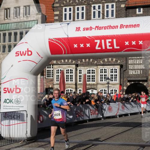 06.10.2024 - 19. swb-Marathon Bremen Luisa Fischer http://msf.ph/oto/7376058 06.10.2024 10:42:02 Ziel 7033, 9026, 9064 meine-sportfotos.de