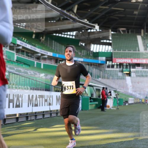 06.10.2024 - 19. swb-Marathon Bremen Yannick Fuchs http://msf.ph/oto/7376066 06.10.2024 10:17:56 Laufen im Stadion 8371, 8500, 8846, 9039, 9063 meine-sportfotos.de