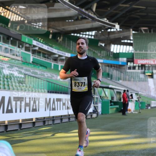 06.10.2024 - 19. swb-Marathon Bremen Yannick Fuchs http://msf.ph/oto/7376068 06.10.2024 10:17:56 Laufen im Stadion 8371, 8500, 8846, 9039, 9063 meine-sportfotos.de