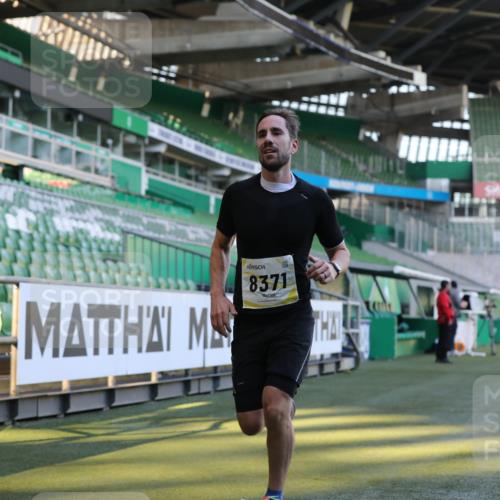 06.10.2024 - 19. swb-Marathon Bremen Yannick Fuchs http://msf.ph/oto/7376074 06.10.2024 10:17:57 Laufen im Stadion 8371, 8500, 8846, 9039, 9063 meine-sportfotos.de