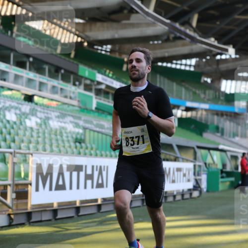 06.10.2024 - 19. swb-Marathon Bremen Yannick Fuchs http://msf.ph/oto/7376079 06.10.2024 10:17:57 Laufen im Stadion 8371, 8500, 8846, 9039, 9063 meine-sportfotos.de