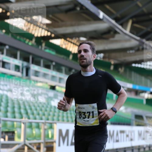 06.10.2024 - 19. swb-Marathon Bremen Yannick Fuchs http://msf.ph/oto/7376088 06.10.2024 10:17:57 Laufen im Stadion 8371, 8500, 8846, 9039, 9063 meine-sportfotos.de