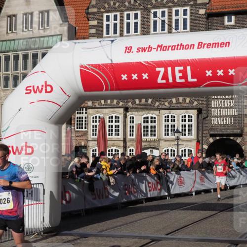 06.10.2024 - 19. swb-Marathon Bremen Luisa Fischer http://msf.ph/oto/7376097 06.10.2024 10:42:03 Ziel 7033, 9026, 9064 meine-sportfotos.de