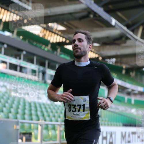 06.10.2024 - 19. swb-Marathon Bremen Yannick Fuchs http://msf.ph/oto/7376098 06.10.2024 10:17:57 Laufen im Stadion 8371, 8500, 8846, 9039, 9063 meine-sportfotos.de