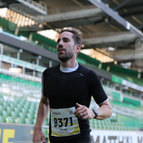06.10.2024 - 19. swb-Marathon Bremen Yannick Fuchs http://msf.ph/oto/7376102 06.10.2024 10:17:57 Laufen im Stadion 8371, 8500, 8846, 9039, 9063 meine-sportfotos.de