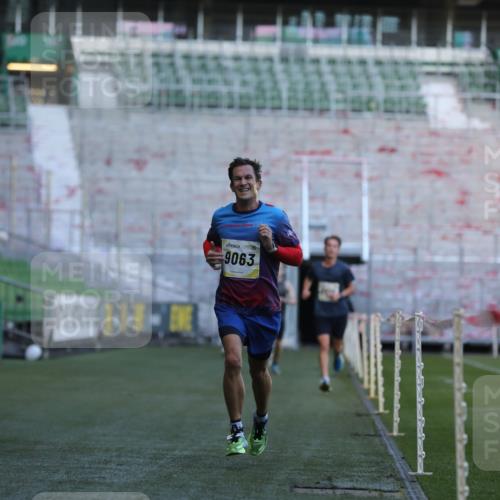 06.10.2024 - 19. swb-Marathon Bremen Yannick Fuchs http://msf.ph/oto/7376115 06.10.2024 10:17:59 Laufen im Stadion 8371, 8500, 8513, 8846, 9039, 9063 meine-sportfotos.de