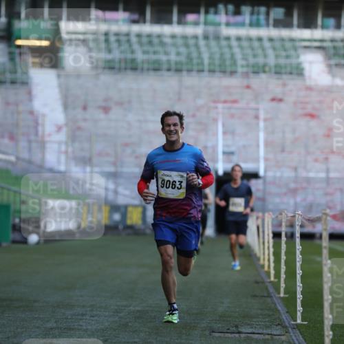 06.10.2024 - 19. swb-Marathon Bremen Yannick Fuchs http://msf.ph/oto/7376126 06.10.2024 10:17:59 Laufen im Stadion 8371, 8500, 8513, 8846, 9039, 9063 meine-sportfotos.de