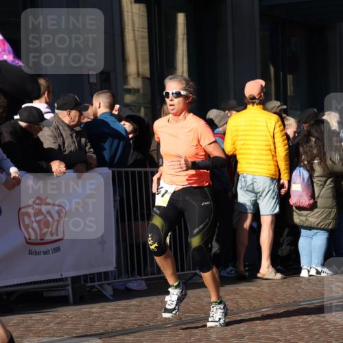 06.10.2024 - 19. swb-Marathon Bremen Strokosch-Dieckow http://msf.ph/oto/7376134 06.10.2024 10:41:59 Laufen 7081, 7363, 7496, 7523, 7536, 7579, 7584, 7605, 8000, 8060, 8209, 8226, 8311, 8441, 8654, 8749, 8785, 8796, 8813, 8992, 9082, 9124 meine-sportfotos.de