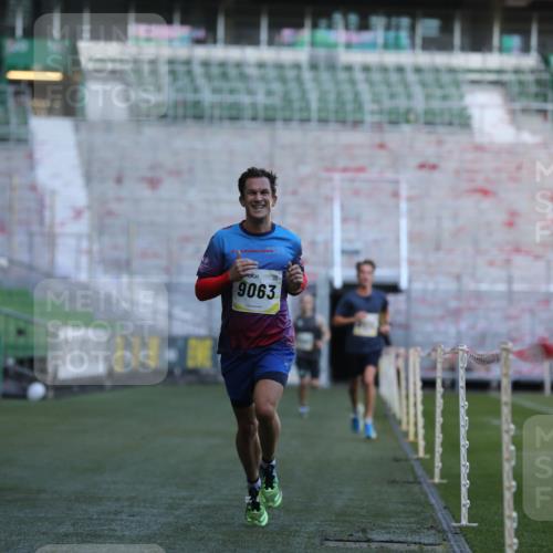 06.10.2024 - 19. swb-Marathon Bremen Yannick Fuchs http://msf.ph/oto/7376140 06.10.2024 10:17:59 Laufen im Stadion 8371, 8500, 8513, 8846, 9039, 9063 meine-sportfotos.de