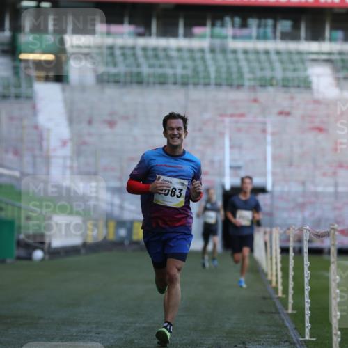 06.10.2024 - 19. swb-Marathon Bremen Yannick Fuchs http://msf.ph/oto/7376147 06.10.2024 10:17:59 Laufen im Stadion 8371, 8500, 8513, 8846, 9039, 9063 meine-sportfotos.de