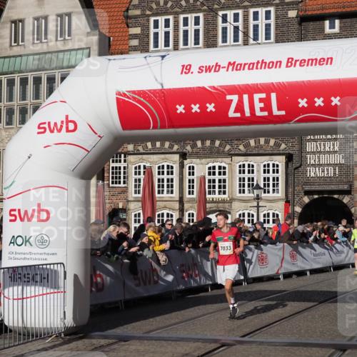 06.10.2024 - 19. swb-Marathon Bremen Luisa Fischer http://msf.ph/oto/7376155 06.10.2024 10:42:05 Ziel 7033, 8992, 9026, 9064 meine-sportfotos.de