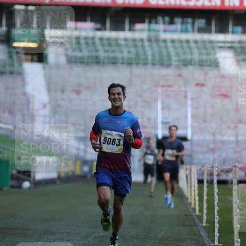 06.10.2024 - 19. swb-Marathon Bremen Yannick Fuchs http://msf.ph/oto/7376159 06.10.2024 10:17:59 Laufen im Stadion 8371, 8500, 8513, 8846, 9039, 9063 meine-sportfotos.de