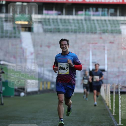06.10.2024 - 19. swb-Marathon Bremen Yannick Fuchs http://msf.ph/oto/7376173 06.10.2024 10:17:59 Laufen im Stadion 8371, 8500, 8513, 8846, 9039, 9063 meine-sportfotos.de