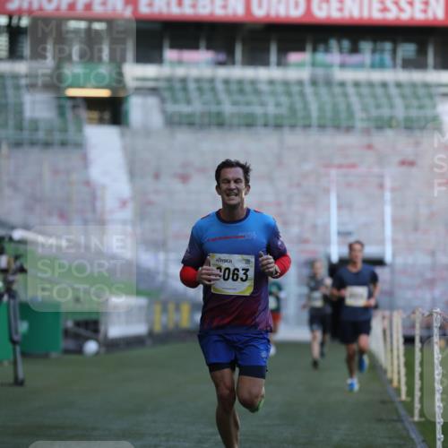 06.10.2024 - 19. swb-Marathon Bremen Yannick Fuchs http://msf.ph/oto/7376185 06.10.2024 10:17:59 Laufen im Stadion 8371, 8500, 8513, 8846, 9039, 9063 meine-sportfotos.de