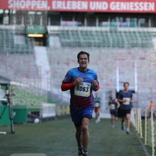 06.10.2024 - 19. swb-Marathon Bremen Yannick Fuchs http://msf.ph/oto/7376197 06.10.2024 10:18:00 Laufen im Stadion 8371, 8500, 8513, 8846, 9039, 9063 meine-sportfotos.de