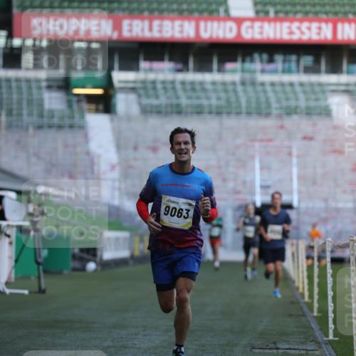 06.10.2024 - 19. swb-Marathon Bremen Yannick Fuchs http://msf.ph/oto/7376210 06.10.2024 10:18:00 Laufen im Stadion 8371, 8500, 8513, 8846, 9039, 9063 meine-sportfotos.de