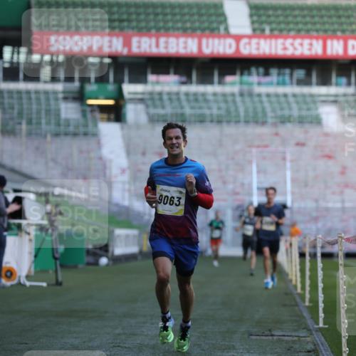 06.10.2024 - 19. swb-Marathon Bremen Yannick Fuchs http://msf.ph/oto/7376215 06.10.2024 10:18:00 Laufen im Stadion 8371, 8500, 8513, 8846, 9039, 9063 meine-sportfotos.de