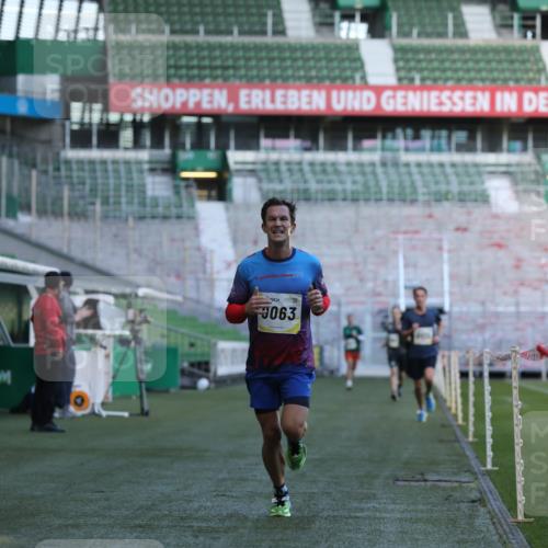 06.10.2024 - 19. swb-Marathon Bremen Yannick Fuchs http://msf.ph/oto/7376223 06.10.2024 10:18:00 Laufen im Stadion 8371, 8500, 8513, 8846, 9039, 9063 meine-sportfotos.de