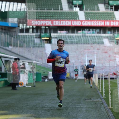 06.10.2024 - 19. swb-Marathon Bremen Yannick Fuchs http://msf.ph/oto/7376226 06.10.2024 10:18:00 Laufen im Stadion 8371, 8500, 8513, 8846, 9039, 9063 meine-sportfotos.de