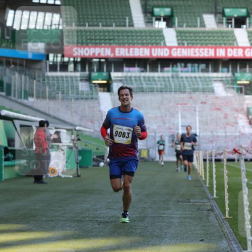 06.10.2024 - 19. swb-Marathon Bremen Yannick Fuchs http://msf.ph/oto/7376233 06.10.2024 10:18:00 Laufen im Stadion 8371, 8500, 8513, 8846, 9039, 9063 meine-sportfotos.de