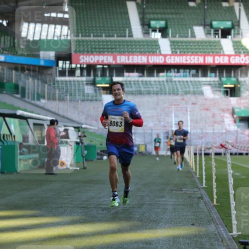 06.10.2024 - 19. swb-Marathon Bremen Yannick Fuchs http://msf.ph/oto/7376236 06.10.2024 10:18:01 Laufen im Stadion 8371, 8500, 8513, 8846, 9039, 9063 meine-sportfotos.de