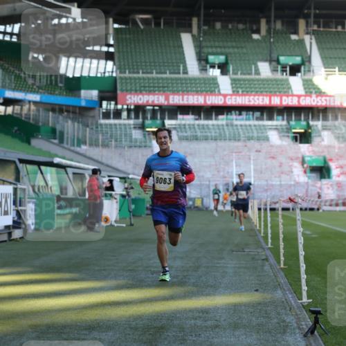 06.10.2024 - 19. swb-Marathon Bremen Yannick Fuchs http://msf.ph/oto/7376240 06.10.2024 10:18:01 Laufen im Stadion 8371, 8500, 8513, 8846, 9039, 9063 meine-sportfotos.de