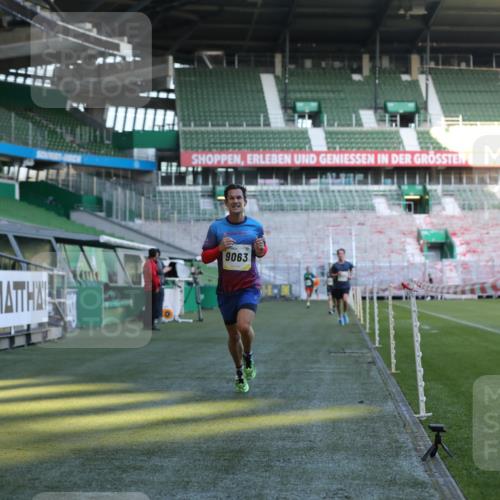 06.10.2024 - 19. swb-Marathon Bremen Yannick Fuchs http://msf.ph/oto/7376252 06.10.2024 10:18:01 Laufen im Stadion 8371, 8500, 8513, 8846, 9039, 9063 meine-sportfotos.de
