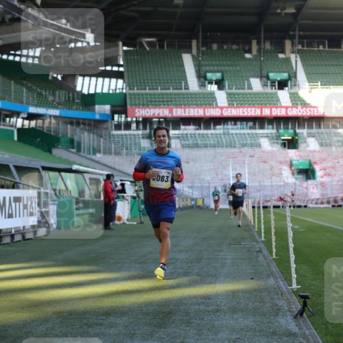 06.10.2024 - 19. swb-Marathon Bremen Yannick Fuchs http://msf.ph/oto/7376268 06.10.2024 10:18:01 Laufen im Stadion 8371, 8500, 8513, 8846, 9039, 9063 meine-sportfotos.de