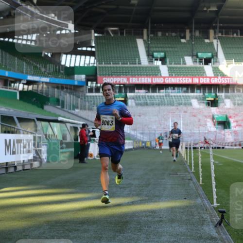 06.10.2024 - 19. swb-Marathon Bremen Yannick Fuchs http://msf.ph/oto/7376296 06.10.2024 10:18:01 Laufen im Stadion 8371, 8500, 8513, 8846, 9039, 9063 meine-sportfotos.de