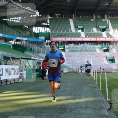 06.10.2024 - 19. swb-Marathon Bremen Yannick Fuchs http://msf.ph/oto/7376312 06.10.2024 10:18:01 Laufen im Stadion 8371, 8500, 8513, 8846, 9039, 9063 meine-sportfotos.de