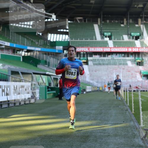 06.10.2024 - 19. swb-Marathon Bremen Yannick Fuchs http://msf.ph/oto/7376326 06.10.2024 10:18:02 Laufen im Stadion 8371, 8500, 8513, 8780, 8846, 9039, 9063 meine-sportfotos.de