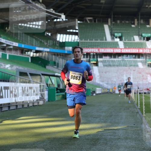 06.10.2024 - 19. swb-Marathon Bremen Yannick Fuchs http://msf.ph/oto/7376334 06.10.2024 10:18:02 Laufen im Stadion 8371, 8500, 8513, 8780, 8846, 9039, 9063 meine-sportfotos.de
