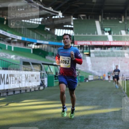 06.10.2024 - 19. swb-Marathon Bremen Yannick Fuchs http://msf.ph/oto/7376339 06.10.2024 10:18:02 Laufen im Stadion 8371, 8500, 8513, 8780, 8846, 9039, 9063 meine-sportfotos.de