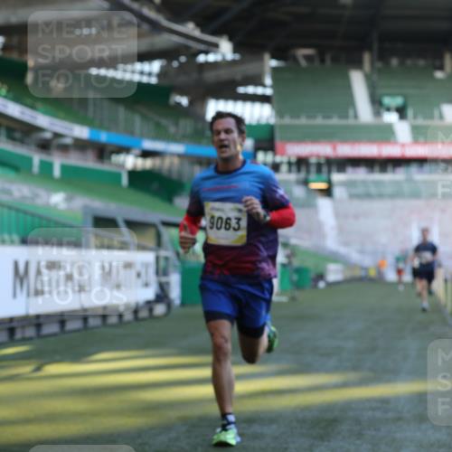 06.10.2024 - 19. swb-Marathon Bremen Yannick Fuchs http://msf.ph/oto/7376344 06.10.2024 10:18:02 Laufen im Stadion 8371, 8500, 8513, 8780, 8846, 9039, 9063 meine-sportfotos.de