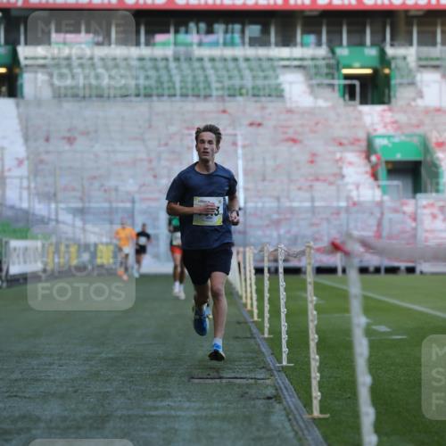 06.10.2024 - 19. swb-Marathon Bremen Yannick Fuchs http://msf.ph/oto/7376362 06.10.2024 10:18:04 Laufen im Stadion 8371, 8500, 8513, 8780, 8846, 9039, 9063 meine-sportfotos.de