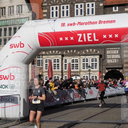 06.10.2024 - 19. swb-Marathon Bremen Luisa Fischer http://msf.ph/oto/7376364 06.10.2024 10:42:11 Ziel 7033, 7081, 7579, 8000, 8441, 8992, 9064, 9082 meine-sportfotos.de