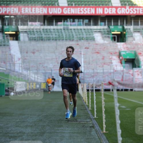 06.10.2024 - 19. swb-Marathon Bremen Yannick Fuchs http://msf.ph/oto/7376373 06.10.2024 10:18:04 Laufen im Stadion 8371, 8500, 8513, 8780, 8846, 9039, 9063 meine-sportfotos.de