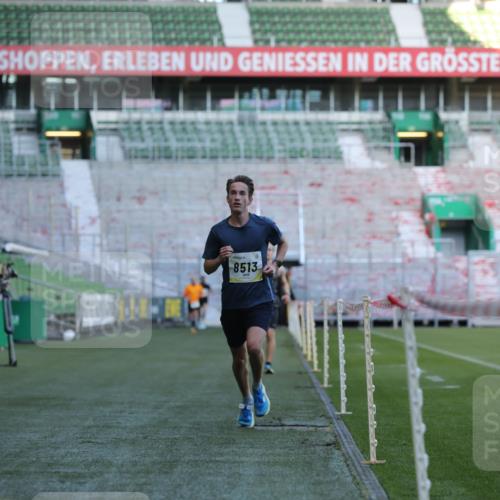 06.10.2024 - 19. swb-Marathon Bremen Yannick Fuchs http://msf.ph/oto/7376386 06.10.2024 10:18:04 Laufen im Stadion 8371, 8500, 8513, 8780, 8846, 9039, 9063 meine-sportfotos.de