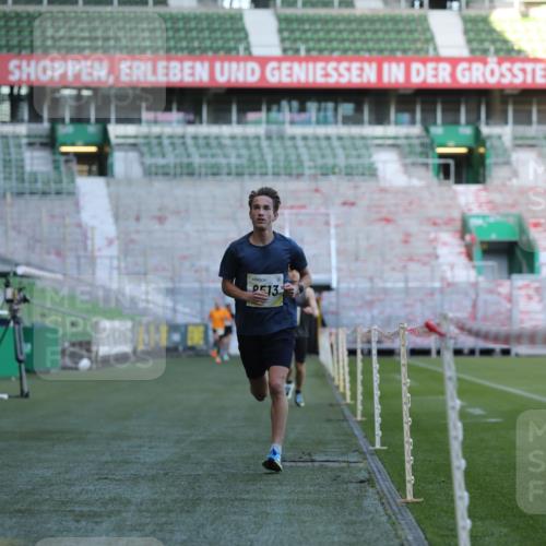 06.10.2024 - 19. swb-Marathon Bremen Yannick Fuchs http://msf.ph/oto/7376389 06.10.2024 10:18:04 Laufen im Stadion 8371, 8500, 8513, 8780, 8846, 9039, 9063 meine-sportfotos.de
