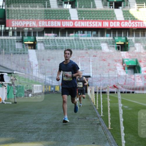 06.10.2024 - 19. swb-Marathon Bremen Yannick Fuchs http://msf.ph/oto/7376398 06.10.2024 10:18:05 Laufen im Stadion 8371, 8513, 8780, 8846, 9063 meine-sportfotos.de
