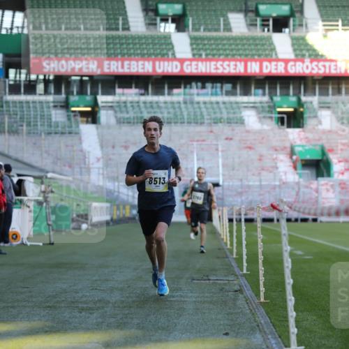 06.10.2024 - 19. swb-Marathon Bremen Yannick Fuchs http://msf.ph/oto/7376406 06.10.2024 10:18:05 Laufen im Stadion 8371, 8513, 8780, 8846, 9063 meine-sportfotos.de