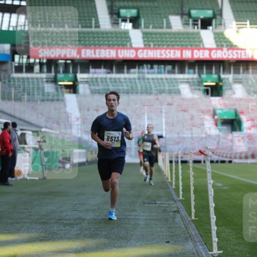 06.10.2024 - 19. swb-Marathon Bremen Yannick Fuchs http://msf.ph/oto/7376408 06.10.2024 10:18:05 Laufen im Stadion 8371, 8513, 8780, 8846, 9063 meine-sportfotos.de