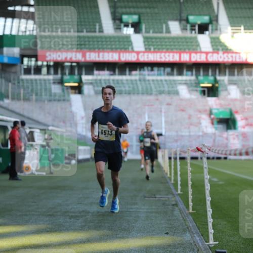 06.10.2024 - 19. swb-Marathon Bremen Yannick Fuchs http://msf.ph/oto/7376416 06.10.2024 10:18:05 Laufen im Stadion 8371, 8513, 8780, 8846, 9063 meine-sportfotos.de