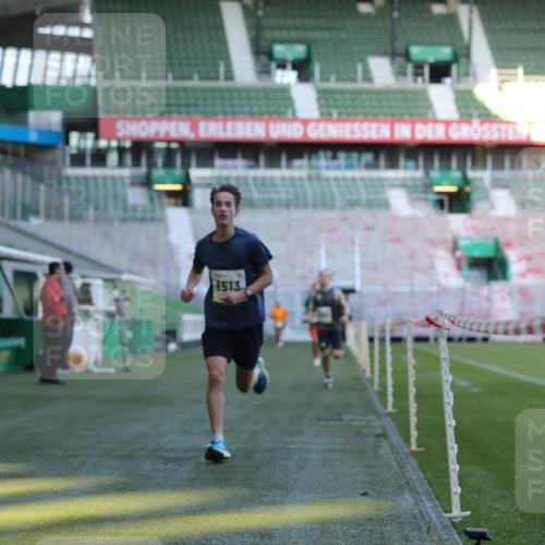 06.10.2024 - 19. swb-Marathon Bremen Yannick Fuchs http://msf.ph/oto/7376422 06.10.2024 10:18:05 Laufen im Stadion 8371, 8513, 8780, 8846, 9063 meine-sportfotos.de
