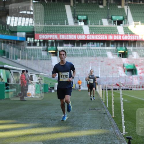 06.10.2024 - 19. swb-Marathon Bremen Yannick Fuchs http://msf.ph/oto/7376432 06.10.2024 10:18:06 Laufen im Stadion 8371, 8513, 8753, 8780, 8846, 9063 meine-sportfotos.de
