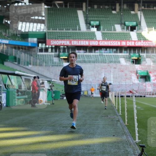 06.10.2024 - 19. swb-Marathon Bremen Yannick Fuchs http://msf.ph/oto/7376438 06.10.2024 10:18:06 Laufen im Stadion 8371, 8513, 8753, 8780, 8846, 9063 meine-sportfotos.de