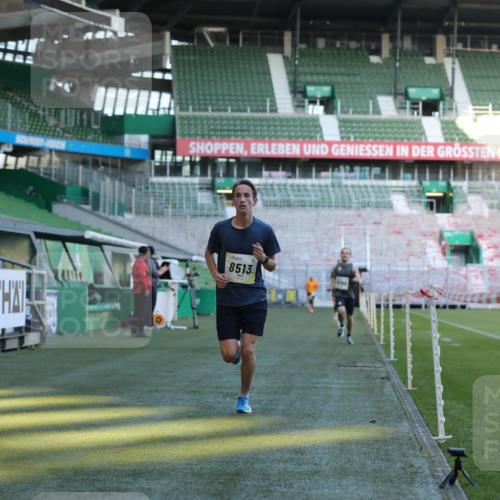06.10.2024 - 19. swb-Marathon Bremen Yannick Fuchs http://msf.ph/oto/7376448 06.10.2024 10:18:06 Laufen im Stadion 8371, 8513, 8753, 8780, 8846, 9063 meine-sportfotos.de