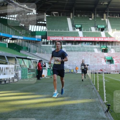 06.10.2024 - 19. swb-Marathon Bremen Yannick Fuchs http://msf.ph/oto/7376457 06.10.2024 10:18:06 Laufen im Stadion 8371, 8513, 8753, 8780, 8846, 9063 meine-sportfotos.de
