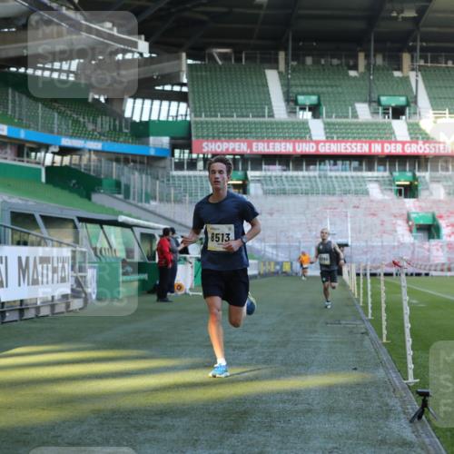 06.10.2024 - 19. swb-Marathon Bremen Yannick Fuchs http://msf.ph/oto/7376464 06.10.2024 10:18:06 Laufen im Stadion 8371, 8513, 8753, 8780, 8846, 9063 meine-sportfotos.de